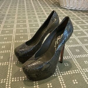 Alice + Olivia snake skin pump